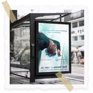 Instant-Photo Grafik von einer Bushaltestelle mit Werbung an der Seite. 