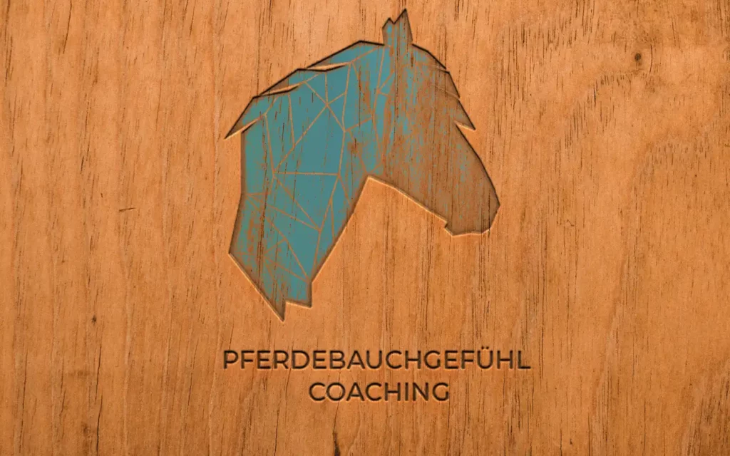 Logo von Pferdebauchgefühl auf einer Holtplatte (Mock Up)